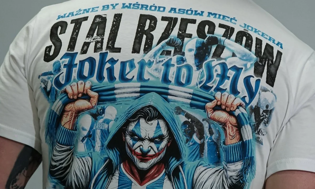 Back of a white Stal Rzeszów T-shirt with a large multicoloured print