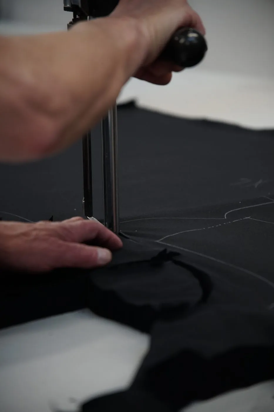 Cutting knit fabric with a band knife